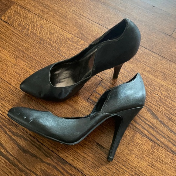 Black Close-Toed Heels - Picture 1 of 3